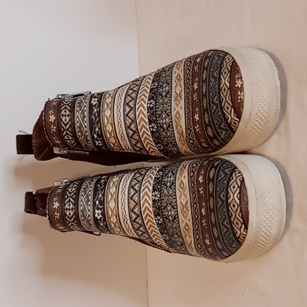 Roper Wedged Sneaker w/ Southwestern design & Brown Faux Leather Like New - Picture 3 of 9